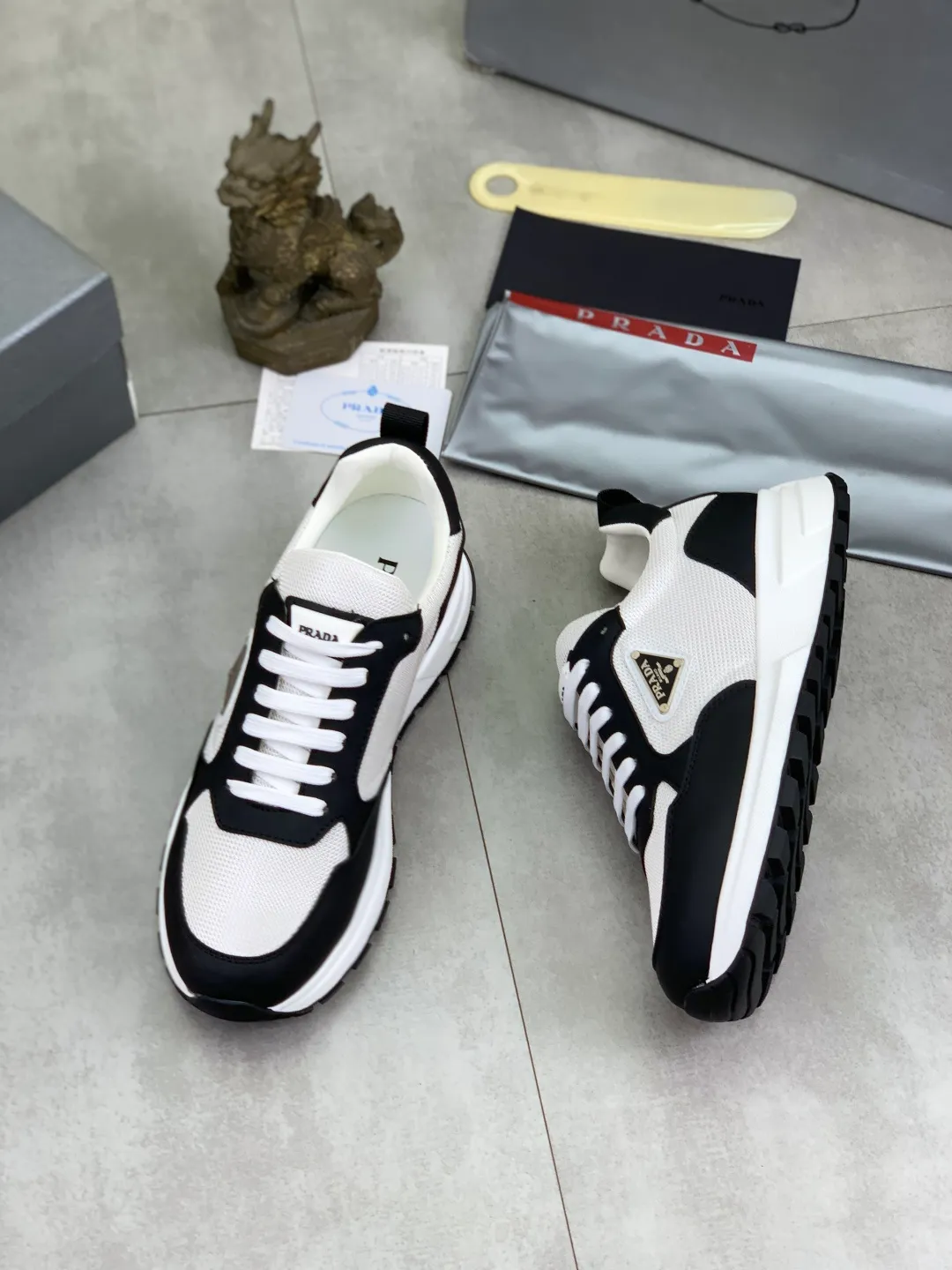 Men's shoes 💰P560💰[New style] popular models are on the official website, 🆘 Trendy brand (Prada) mainly promotes popular models, avant-garde and versatile fashion men's shoes private version mold opening, cowhide surface splicing 1:1.. Fashionable and simple, original imported cowhide lining cowhide feet; the atmosphere and personality are more fashionable, eye-catching and pursuing class. It will subvert the old idea and be a must-have for fashionistas with you! Must keep it for yourself! Tall and comfortable, large and low, high-end quality workmanship. Code number: 38-45 3️⃣optional.